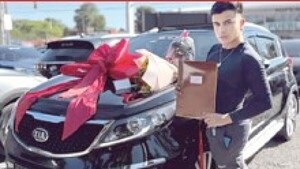 Ñemby: acusan a modelo de cobrar cheques con platal que eran para empedrados