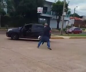 (VIDEO)Concejal se trenzó a golpes con un conductor