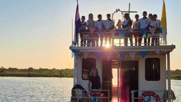 Ayoreos Cucaani rinden emotivo homenaje fluvial a María Auxiliadora en el Chaco