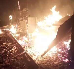 Denuncian quema de casas y amenazas de muerte por disputa de terrenos en un asentamiento de CDE  - ABC en el Este - ABC Color