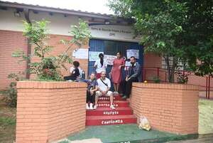 MEC presenta propuesta, pero toma de escuela inclusiva continúa - Nacionales - ABC Color