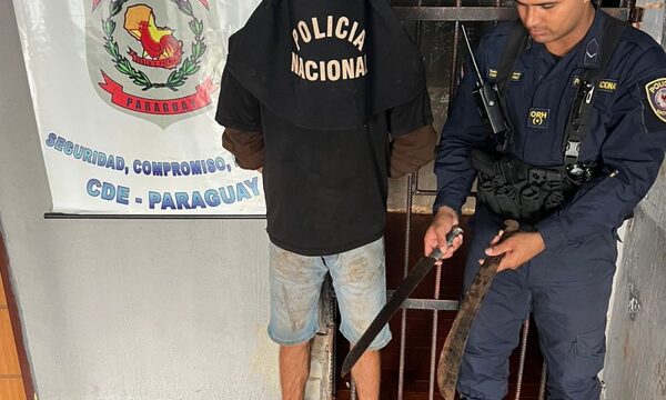 Detienen a limpiavidrios «machetero»