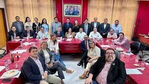 Ministro de Educación defiende proyecto de "letrinas cero" y cartistas se comprometen a sancionar