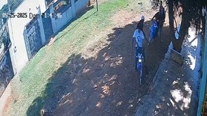 Video: Con machete, delincuentes roban una motocicleta en Pedro Juan Caballero