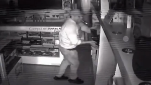 Video: Ingresó a una tienda de videojuegos y se tomó el tiempo para elegir qué robar