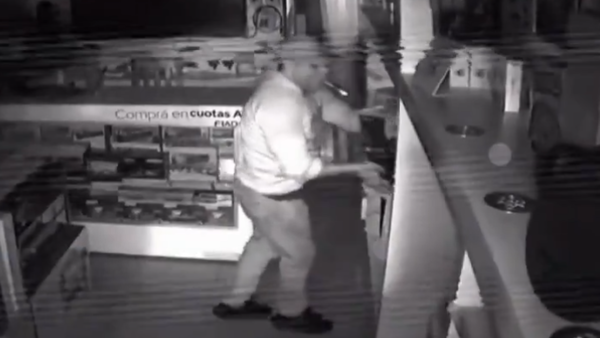 Video: Ingresó a una tienda de videojuegos y se tomó el tiempo para elegir qué robar