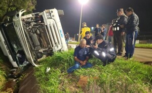 Camión cargado con arroz vuelca cerca del viaducto del Km 4
