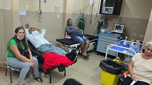 Improvisan en camillas, debido a la saturación en el Hospital de Franco