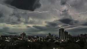 Lluvias y tormentas preceden hoy al frío en Paraguay - Noticiero Paraguay