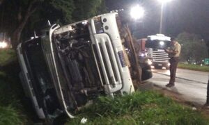 Camionero se sintió mal y terminó volcando