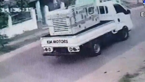 Video: A plena luz del día, se llevan costoso generador de una gasolinera en San Antonio