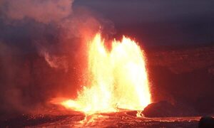 (Video) Impresionante erupción del volcán Kilauea en Hawái, con chorros de lava de 300 metros