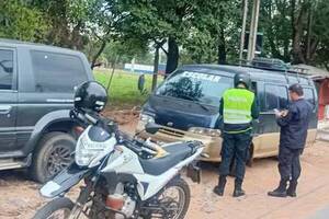 El tipo andaba rodeaba de peques y tenía ndajeko una orden de captura por propasarse con una criatura