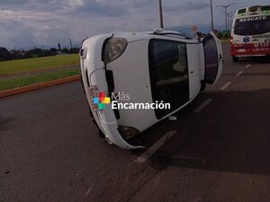 Vuelco en la costanera de Encarnación deja tres heridos, entre ellos un lactante