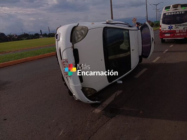Vuelco en la costanera de Encarnación deja tres heridos, entre ellos un lactante