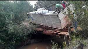 Rústico puente se traga un camión en San Joaquín