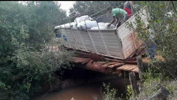Rústico puente se traga un camión en San Joaquín