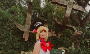 ¡Se recibió a lo Sailor Moon! Joven defendió su tesis con cosplay y mensaje de orgullo friki