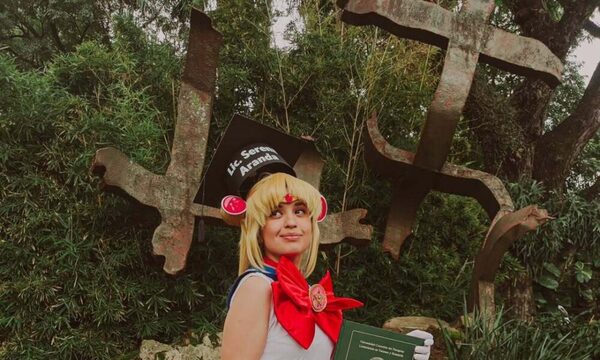 ¡Se recibió a lo Sailor Moon! Joven defendió su tesis con cosplay y mensaje de orgullo friki