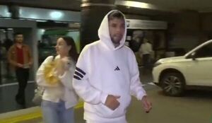 Julio Enciso llegó a Paraguay con su prometida y perrito para el combo de la Albirroja