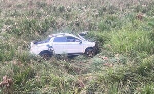 Encuentran camioneta abandonada tras violento accidente