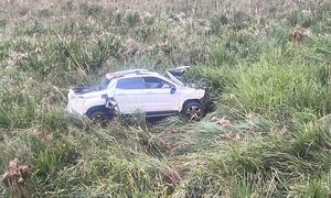 Camioneta volcada y abandonada en Colonia Santo Domingo