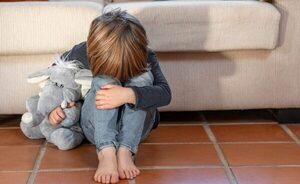 Hombre habría intentado estrangular a su hijo de 2 años