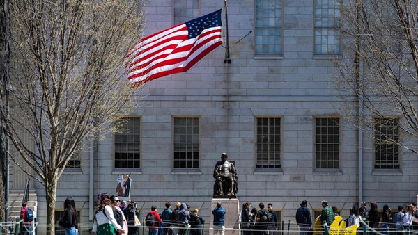 Trump ordena suspender entrega de visas a estudiantes en todo el mundo