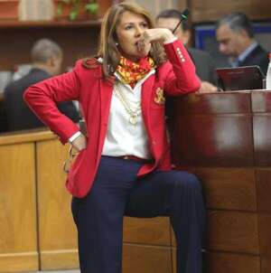 Feria de ropas: la senadora Celeste Amarilla oferta sus “outfits Congreso” - Nacionales - ABC Color