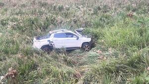 Abandonan camioneta tras vuelco: tenía chapa de otro rodado en su interior - ABC en el Este - ABC Color