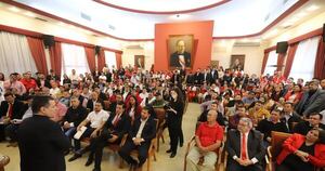 La Nación / Dirigencia colorada de Concepción entregó 10.600 nuevas afiliaciones al titular de la ANR