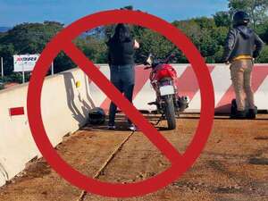 ¿Selfie desde la rampa? Denuncian mal uso de la estructura de frenado en Pedrozo - Nacionales - ABC Color