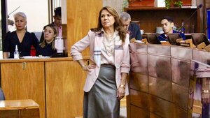 Senadora Celeste Amarilla organiza feria de ropas con sus "outfits del Congreso"