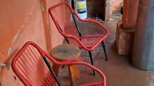 Mujer siguió a adicto y recuperó sillones robados