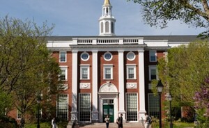 Trump avanza con desfinanciar totalmente a Harvard