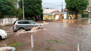 Videos: raudales desbordan calles en Asunción y la Comuna habilita grúa - Nacionales - ABC Color