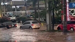 Raudales causan estragos en Asunción y Central