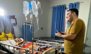 El doctor cantante llevó serenata y alegría a pacientes del Hospital del Cáncer