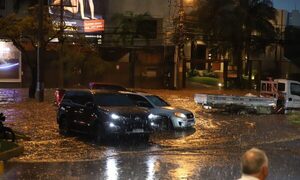 Tormenta ikachópava, raudal ápe ha pepe, arroyos desbordados e inundaciones