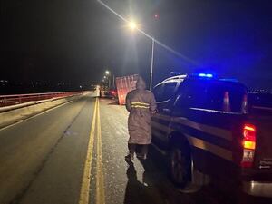 Contenedor cayó de un camión en el puente Remanso y obstruyó el tránsito - Nacionales - ABC Color