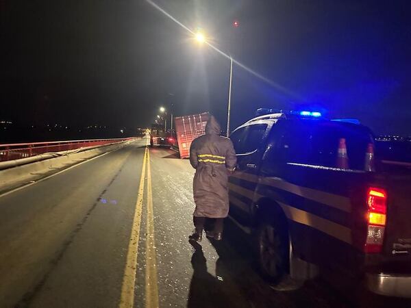Contenedor cayó de un camión en el puente Remanso y obstruyó el tránsito - Nacionales - ABC Color