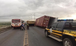 Un contenedor cae de un camión en el puente Remanso y provoca congestión vehicular - OviedoPress