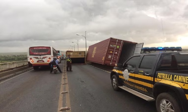 Un contenedor cae de un camión en el puente Remanso y provoca congestión vehicular - OviedoPress