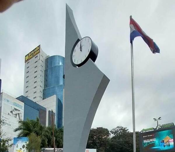 La “Rotonda Reloj” renace en el corazón comercial de Ciudad del Este - La Clave