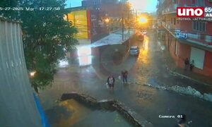 (Video) “Pejoko, pejoko”, el grito desesperado de una mujer persiguiendo a un ladrón bajo la lluvia en el Mercado 4