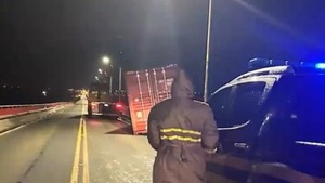 (Video) Contenedor cayó de un camión en el Puente Remanso y generó bloqueo vehicular