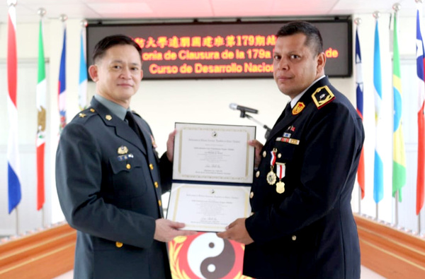 Subcomisario de Alto Paraná recibe medalla de honor en curso internacional en Taiwán - La Clave