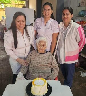 Homenajean a abuelita que cumplió 100 años
