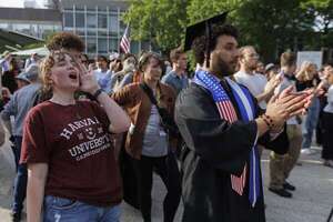 Estudiantes de Harvard se manifiestan contra decisiones de Trump - Mundo - ABC Color