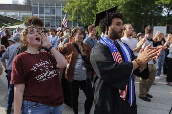 Estudiantes de Harvard se manifiestan contra decisiones de Trump - Mundo - ABC Color